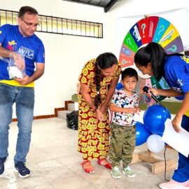 Causa Ayudar llega con kits escolares a la comunidad de Julio Moreno en Santo Domingo